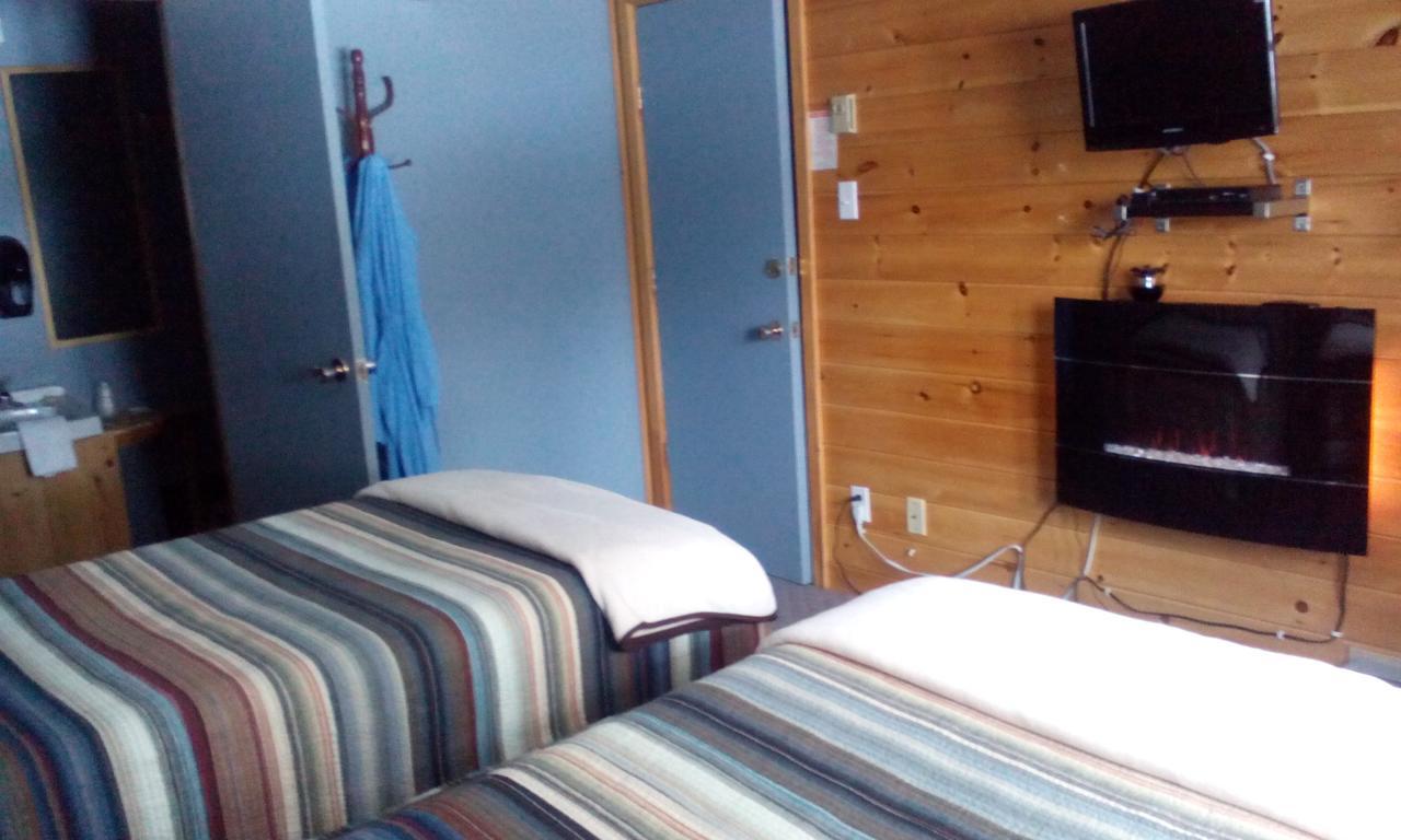 Spectacle Lake Lodge Bancroft Dış mekan fotoğraf